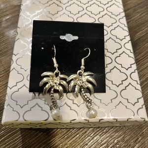 Palm tree hanging earrings. With rhinestones.